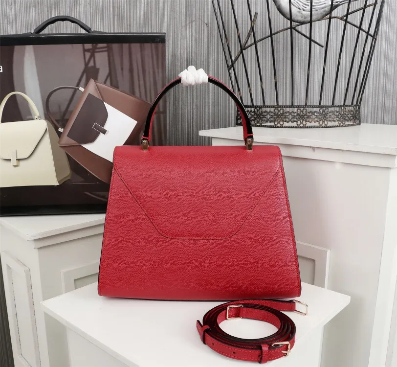 In stock 👉Original medium size in bright red, 👉Valextra Valextra Iside, known as Italian Hermès, is one of the most representative designs of Valextra. There is no obvious logo, but the simple collective line design is very recognizable, full of architectural art, and shows a capable and intellectual style. It is made of imported palm-print lining cowhide, with up to five stitches of handwork, and the shiny oil edges test the skill of the craftsman. Medium size: 26cm【6627#】